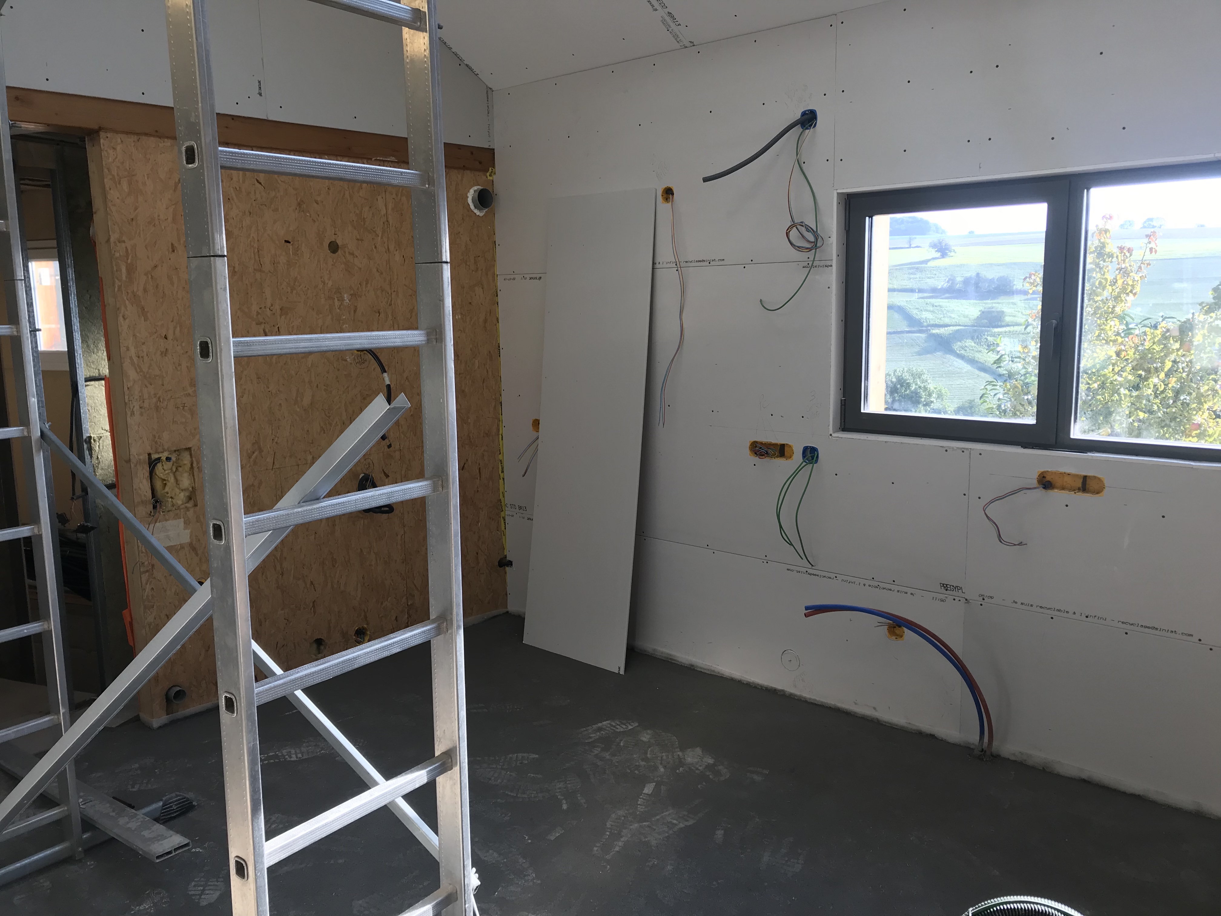 cuisine avec porte wc et sous sol avant