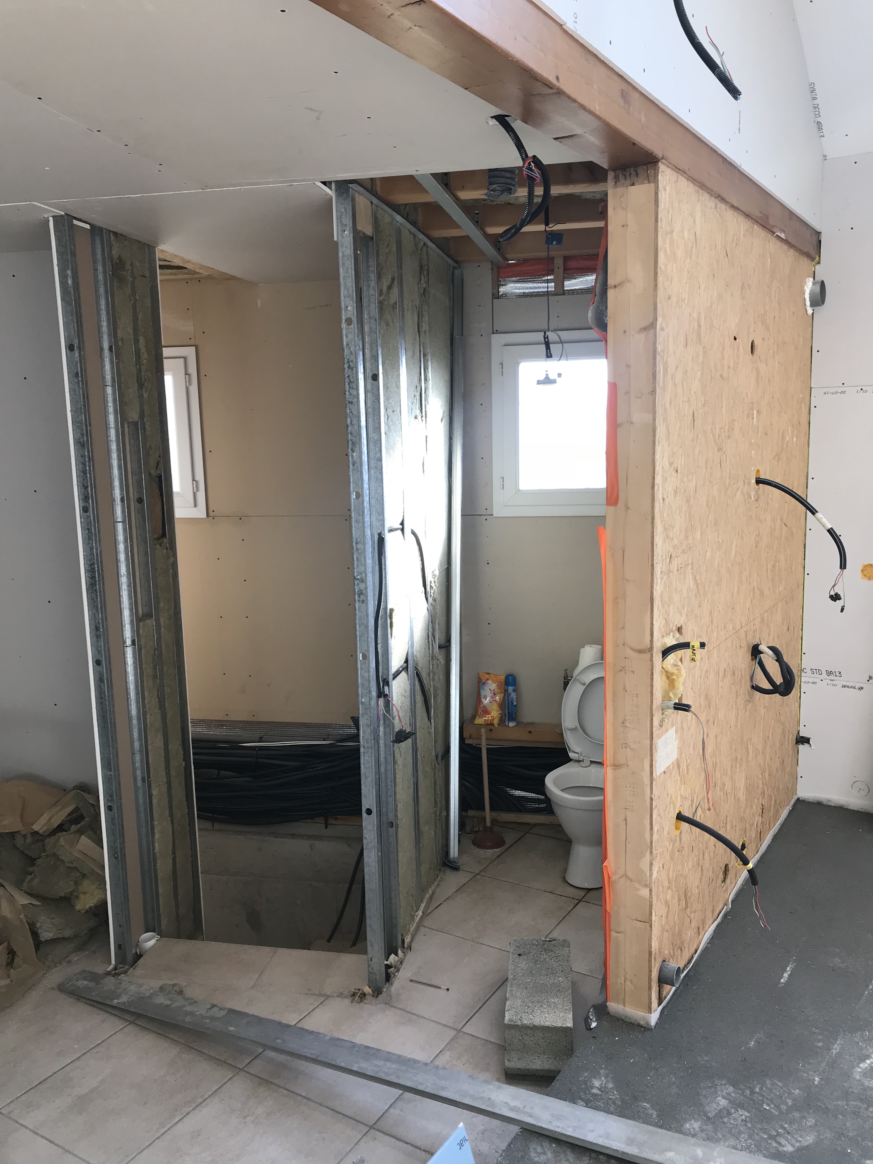 cuisine avec porte wc et sous sol 2 Avant