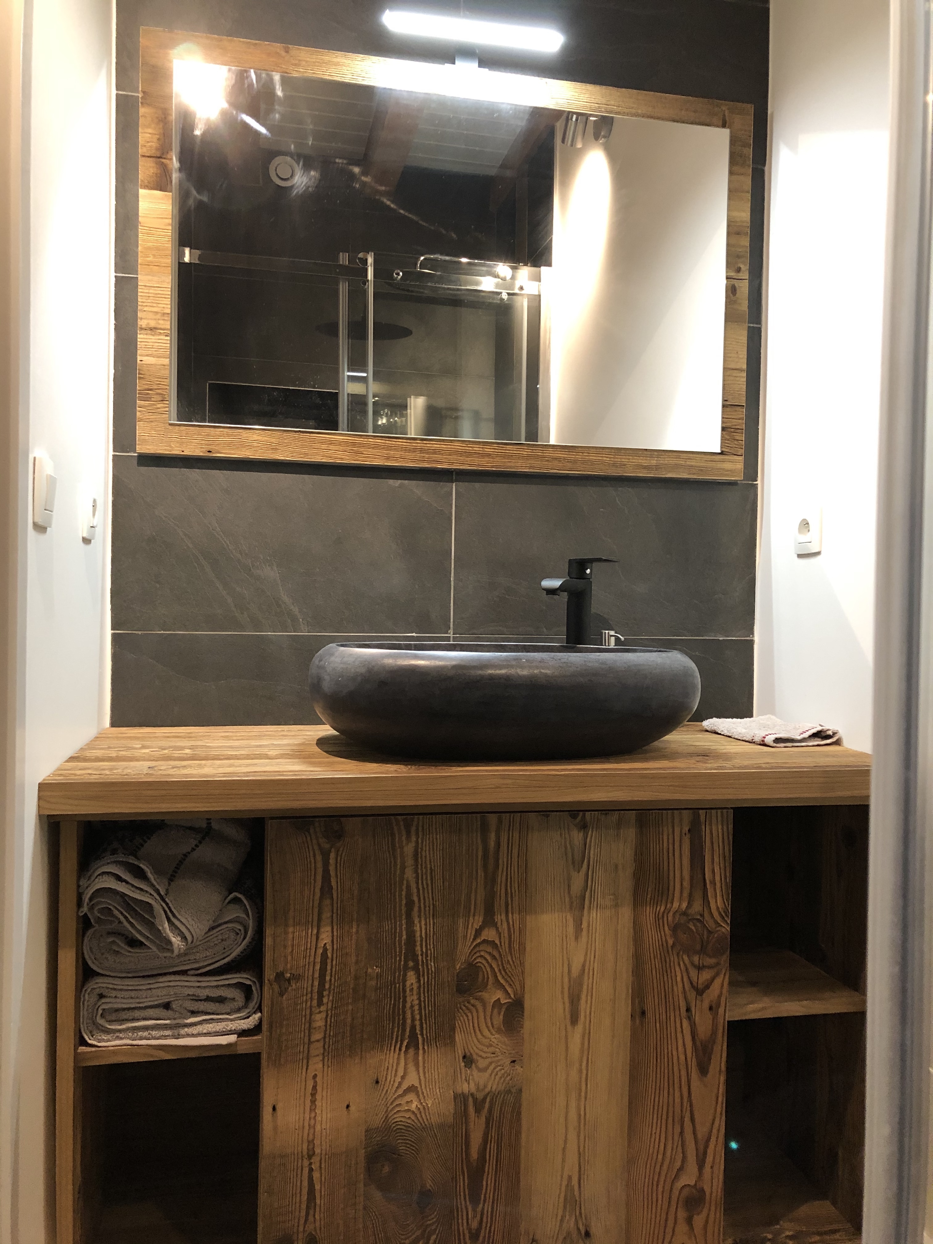 meuble salle de bain vieux bois